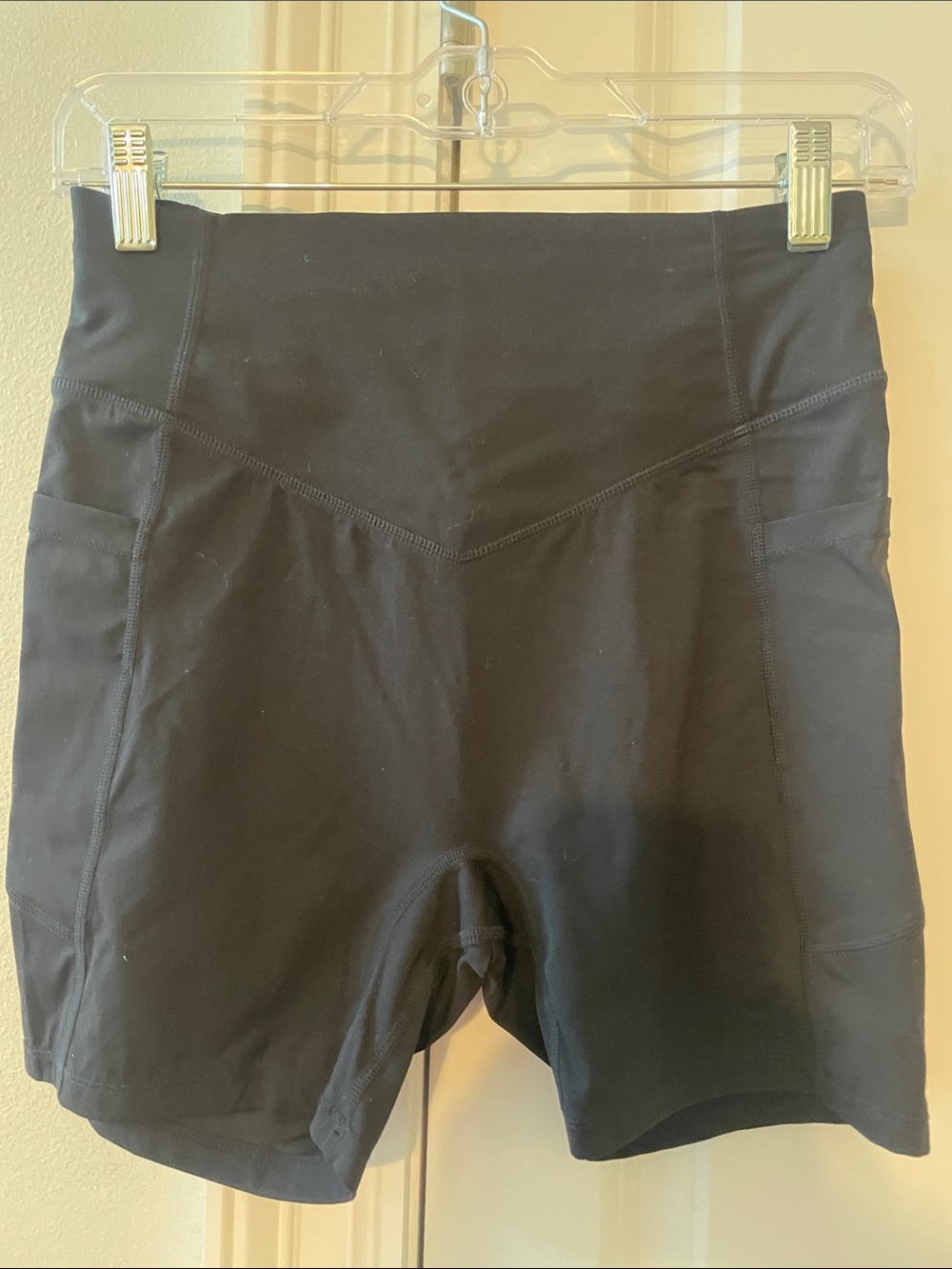 HALARA Black High-Rise Bike Shorts with V-Waist Seam